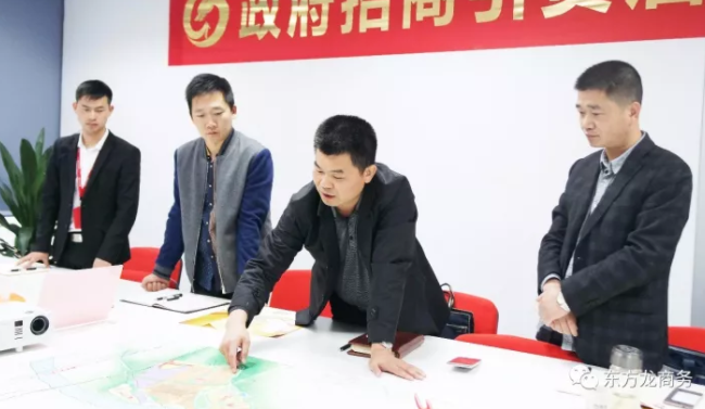 東方龍商務(wù)上海總部舉行智能化售貨機(jī)設(shè)備制造全國(guó)布點(diǎn)投資選址項(xiàng)目的政府對(duì)接會(huì) 東方龍商務(wù)上??偛颗e行智能化售貨機(jī)設(shè)備制造全國(guó)布點(diǎn)投資選址項(xiàng)目的政府對(duì)接會(huì)