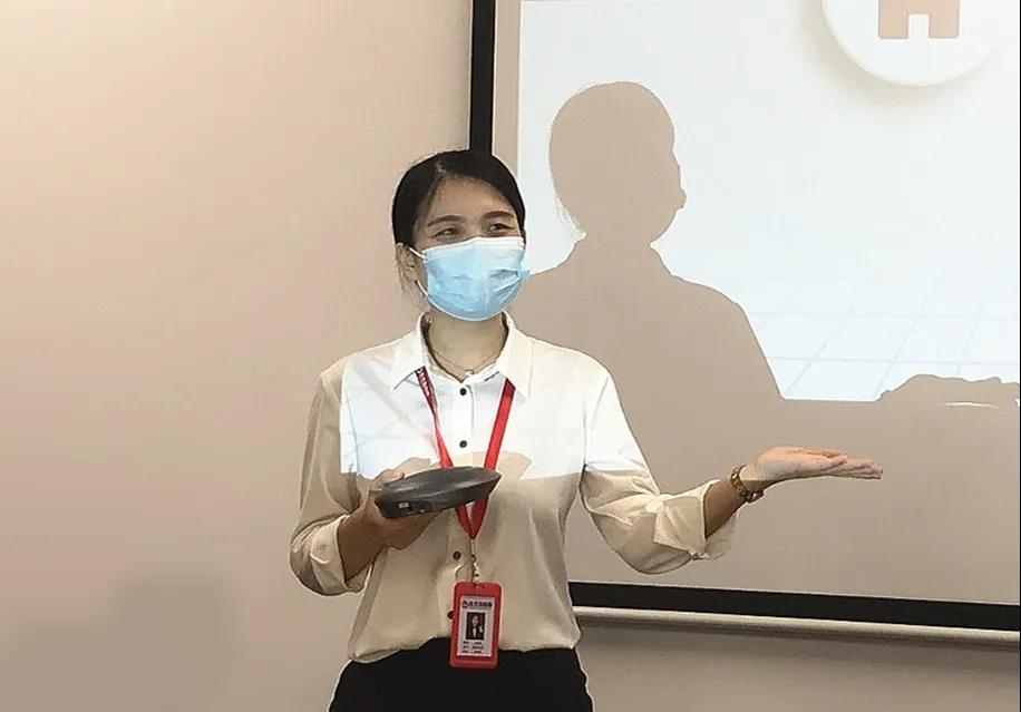 東方龍商務(wù)集團(tuán)舉行年中工作會(huì)議及干部述職報(bào)告，正式啟動(dòng)“夏季攻堅(jiān)”服務(wù)競(jìng)賽！