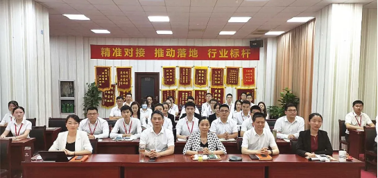 東方龍商務(wù)集團(tuán)舉行投資選址項(xiàng)目落地推進(jìn)會，嚴(yán)把篩選關(guān)卡，及時(shí)復(fù)盤，全力推進(jìn)招商服務(wù)工作提質(zhì)增效！