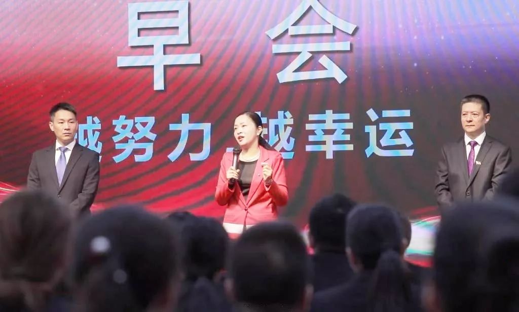 東方龍商務(wù)集團(tuán)成立5周年系列報(bào)道之四 服務(wù)篇《升級服務(wù)質(zhì)量永遠(yuǎn)在路上》 東方龍商務(wù)集團(tuán)成立5周年系列報(bào)道之四 服務(wù)篇《升級服務(wù)質(zhì)量永遠(yuǎn)在路上》