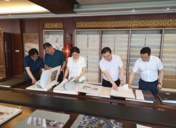陪同政府園區(qū)赴品牌環(huán)保壁紙投資選址項(xiàng)目方對接考察，實(shí)現(xiàn)政企高效鏈接