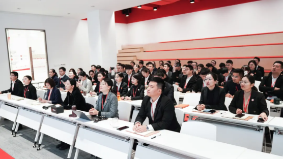 項(xiàng)目量質(zhì)攀新高，掀起“大干100天”競賽高潮！12月上旬，集團(tuán)成功通過49個優(yōu)質(zhì)投資選址項(xiàng)目
