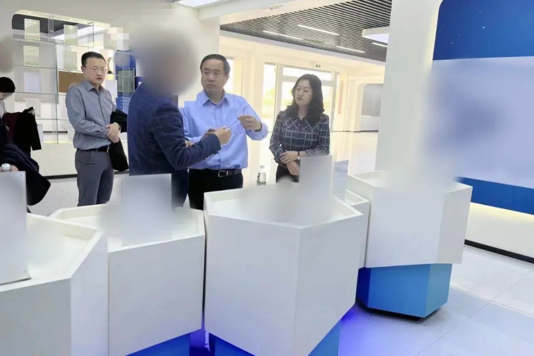 老牌制造商，為富士康等知名企業(yè)長期供貨！四川某地方政府實地對接高端光電材料配件生產(chǎn)投資選址項目