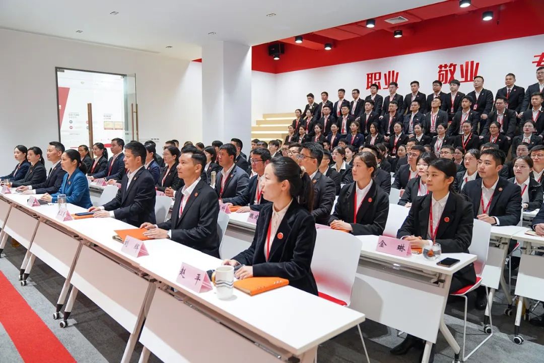 聚勢行，闖新途！東方龍商務(wù)召開一季度“開門紅”總結(jié)表彰暨“奔跑二季度”競賽總動員
