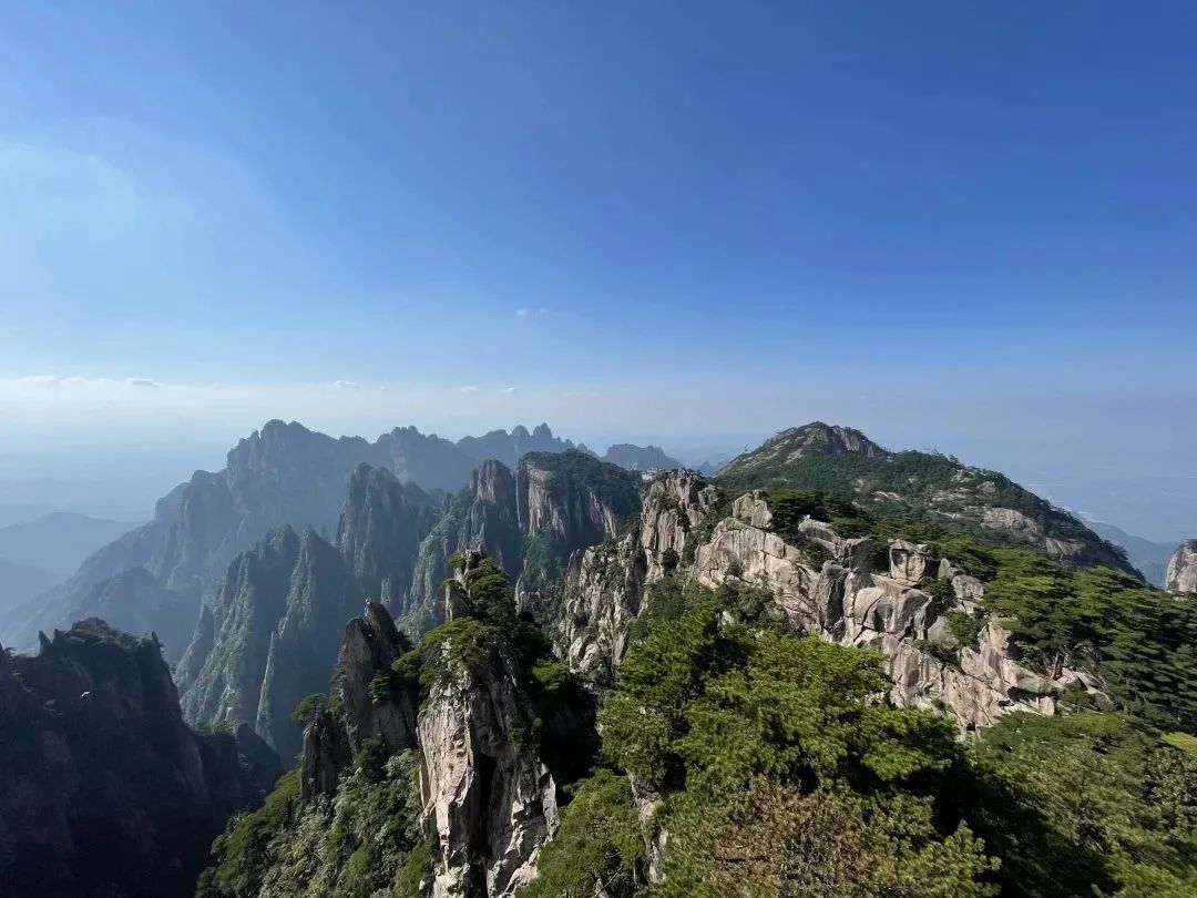 東方龍商務(wù)與春天有個約會！集團100余人赴安徽黃山“團建”，太嗨了！“奔跑二季度”——我們準備好了！