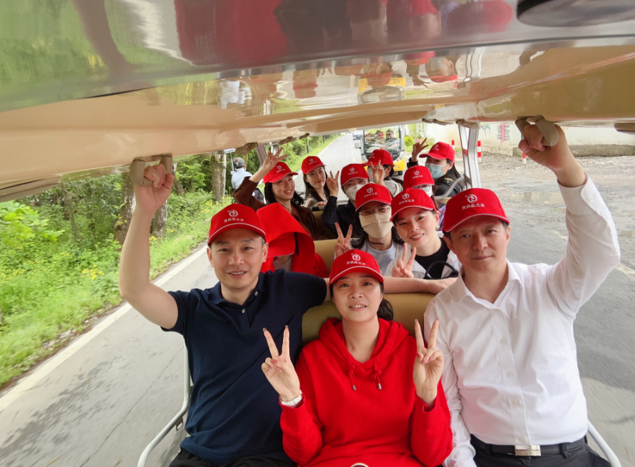 東方龍商務(wù)與春天有個約會！集團100余人赴安徽黃山“團建”，太嗨了！“奔跑二季度”——我們準備好了！