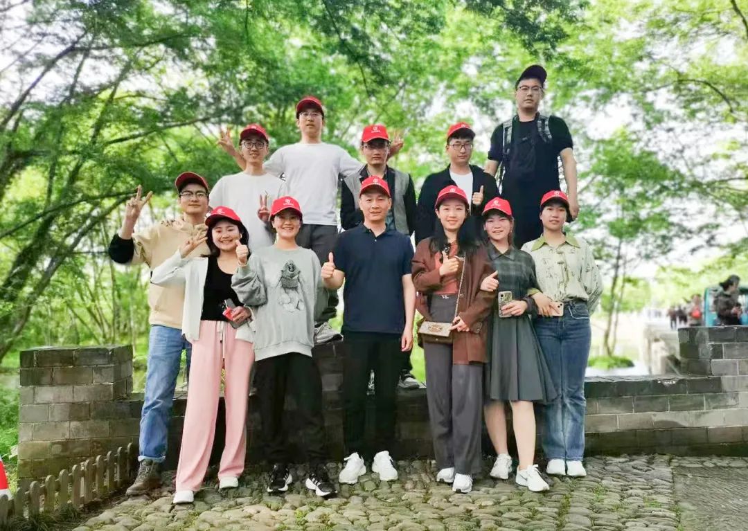 東方龍商務(wù)與春天有個約會！集團100余人赴安徽黃山“團建”，太嗨了！“奔跑二季度”——我們準備好了！
