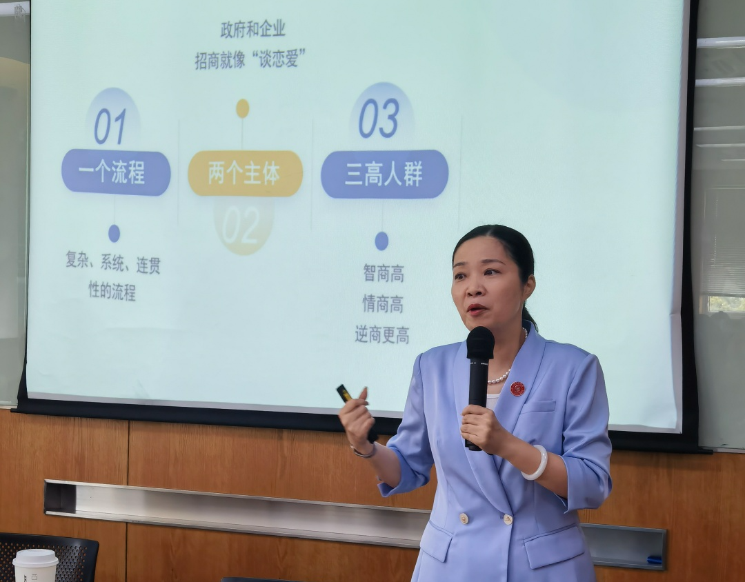 開講啦！集團(tuán)董事長(zhǎng)/CEO陳谷音走進(jìn)上海交通大學(xué)講堂，為廣東海珠區(qū)石溪聯(lián)社考察團(tuán)做專業(yè)招商實(shí)戰(zhàn)培訓(xùn)