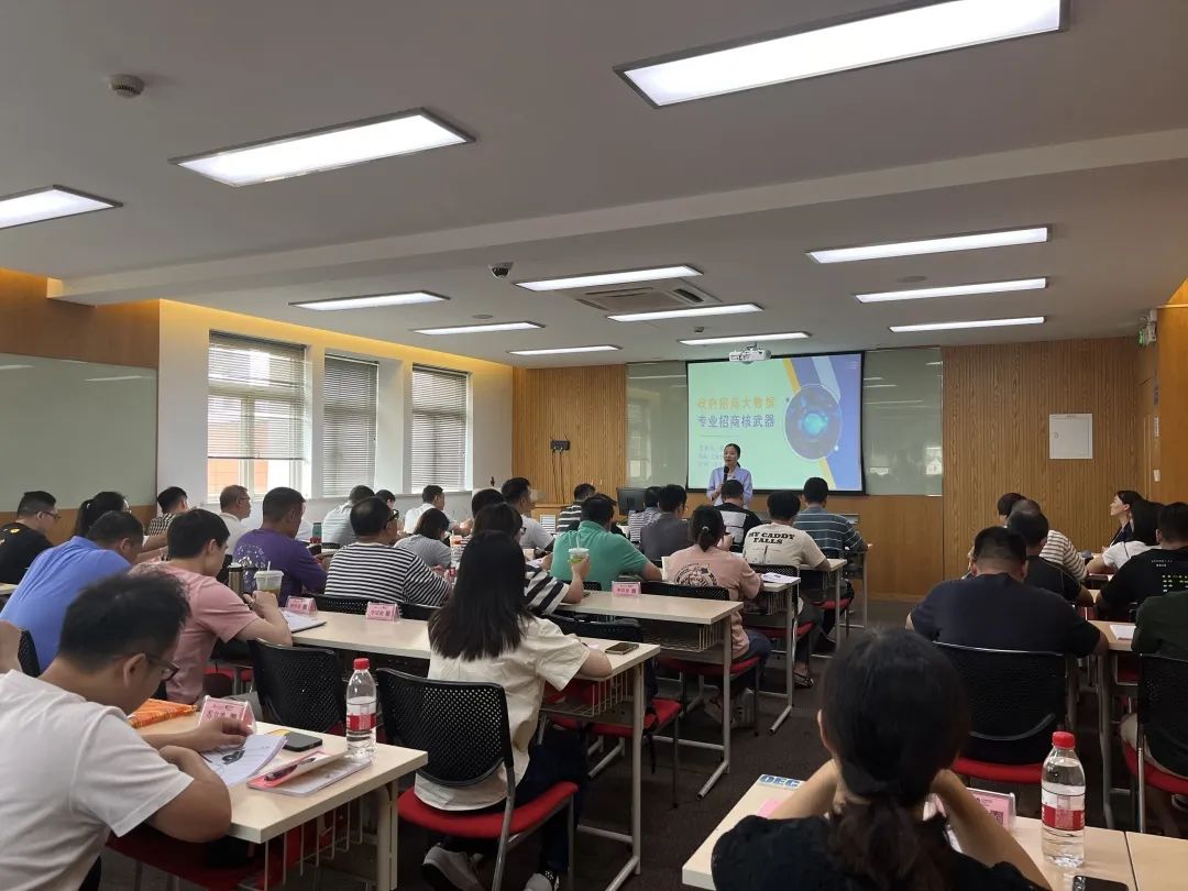 開講啦！集團(tuán)董事長(zhǎng)/CEO陳谷音走進(jìn)上海交通大學(xué)講堂，為廣東海珠區(qū)石溪聯(lián)社考察團(tuán)做專業(yè)招商實(shí)戰(zhàn)培訓(xùn)