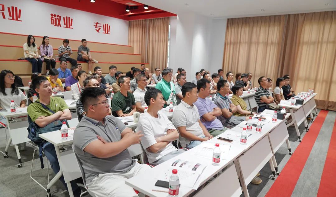 開講啦！集團(tuán)董事長(zhǎng)/CEO陳谷音走進(jìn)上海交通大學(xué)講堂，為廣東海珠區(qū)石溪聯(lián)社考察團(tuán)做專業(yè)招商實(shí)戰(zhàn)培訓(xùn)